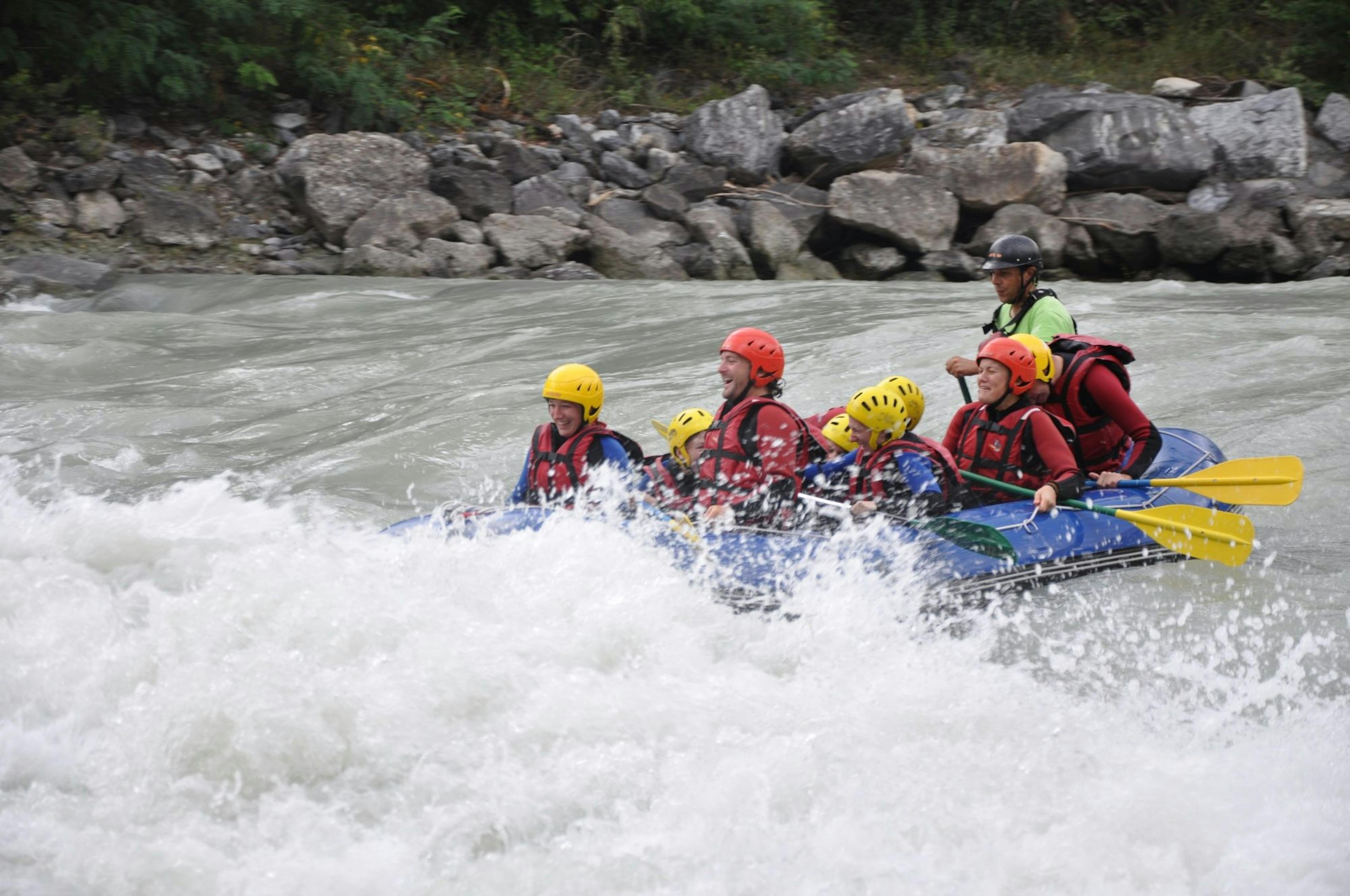 Rafting Lütschine: Wisata arung jeram yang mendebarkan bersama teman-teman di Pegunungan Swiss.