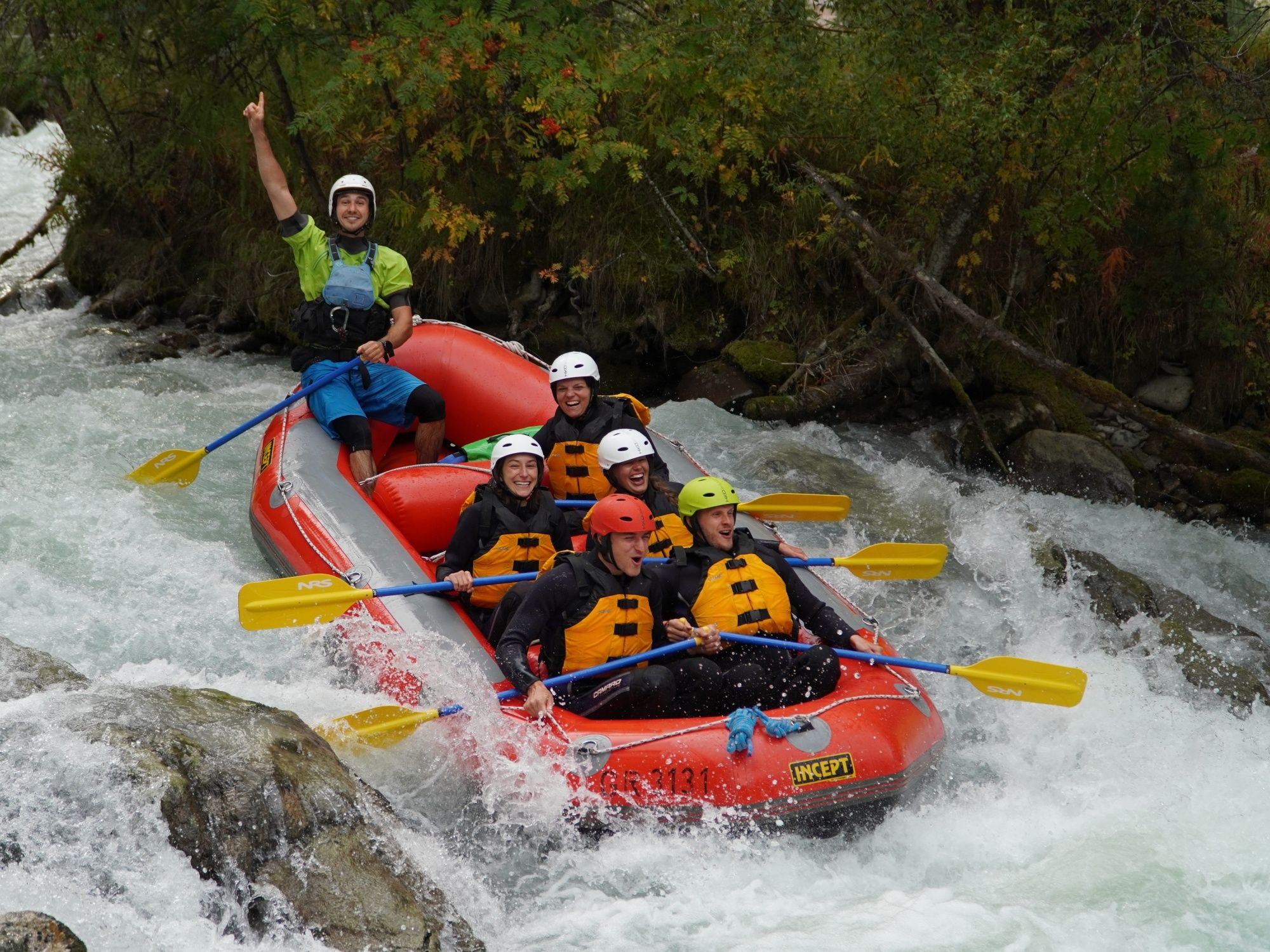 Rafting-oplevelse med venner i Engadin - spændende eventyr på vilde elve