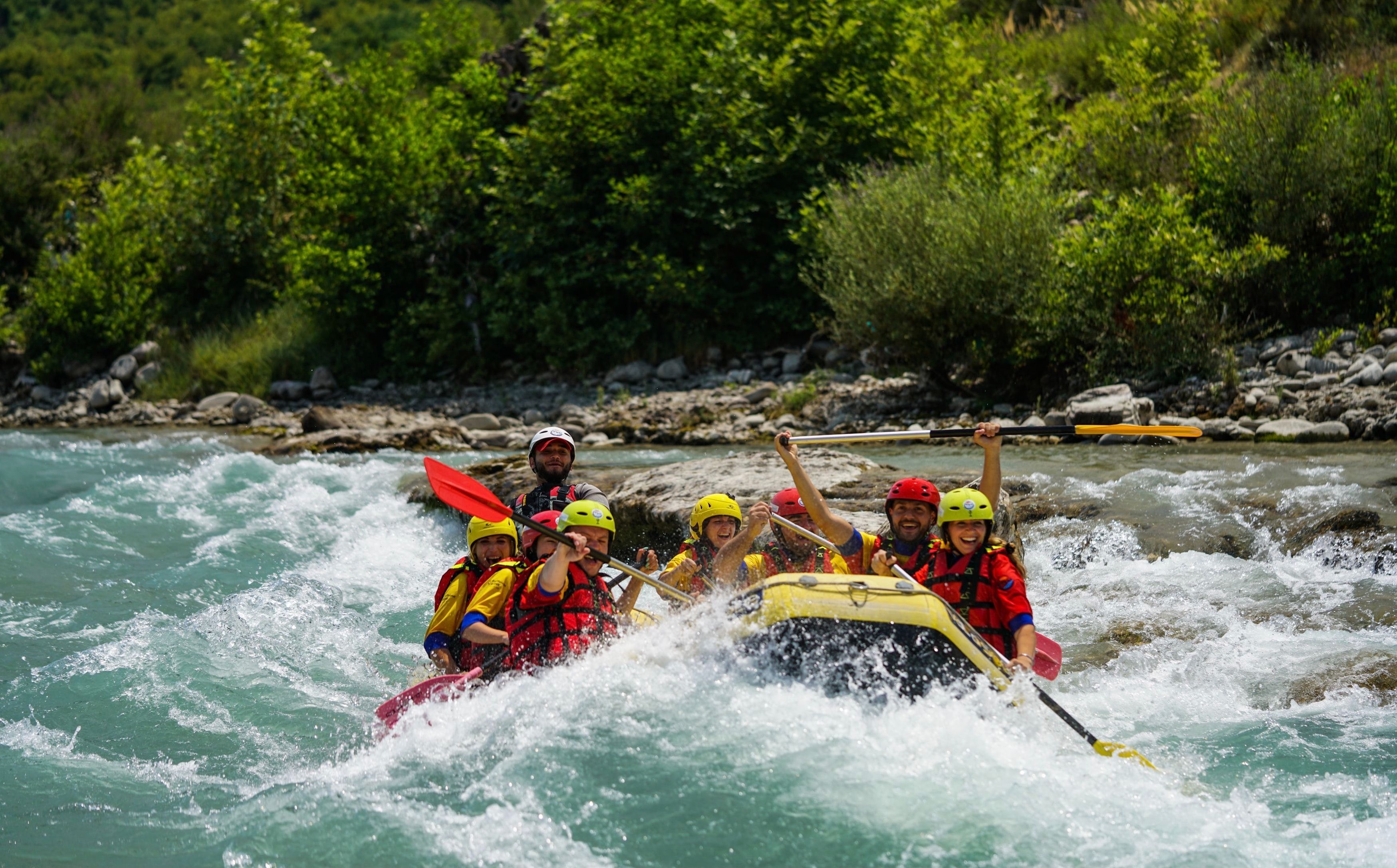 Rafting i Scuol: Oplev spændingen ved whitewater-eventyret med venner.
