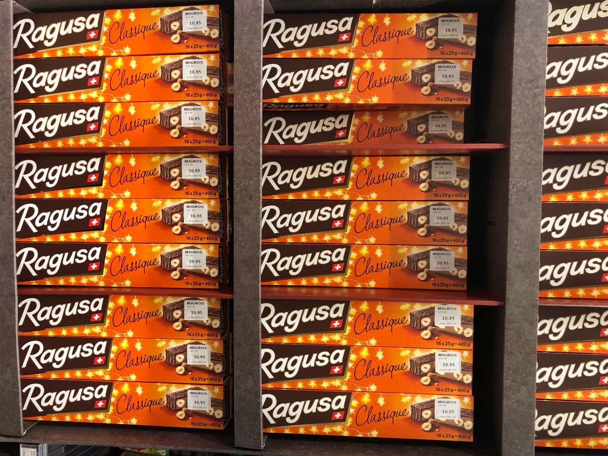 Ragusa chokolade på en hylde med mange pakker, pænt og ordentligt arrangeret.
