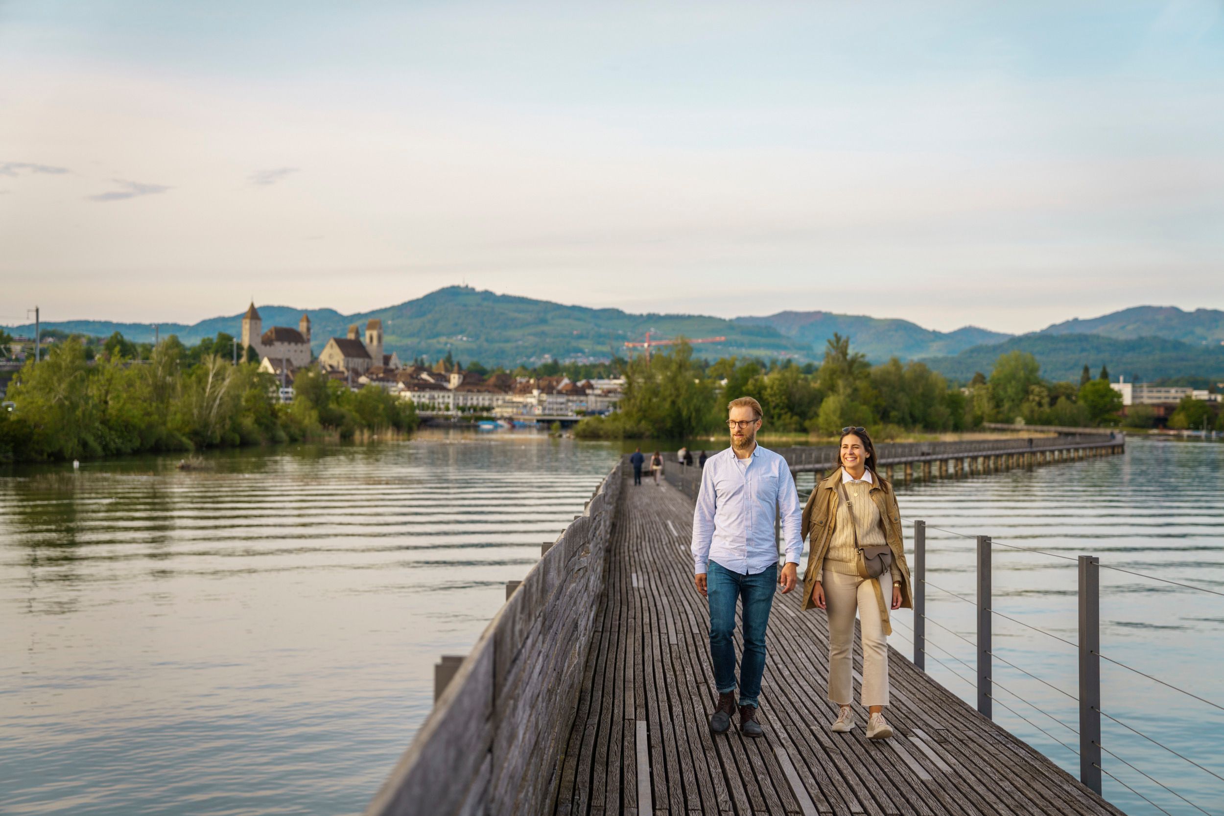 Rapperswil: Romantische Wanderung am Wasser mit Paar in der Natur, ideal für Sommeraktivitäten.