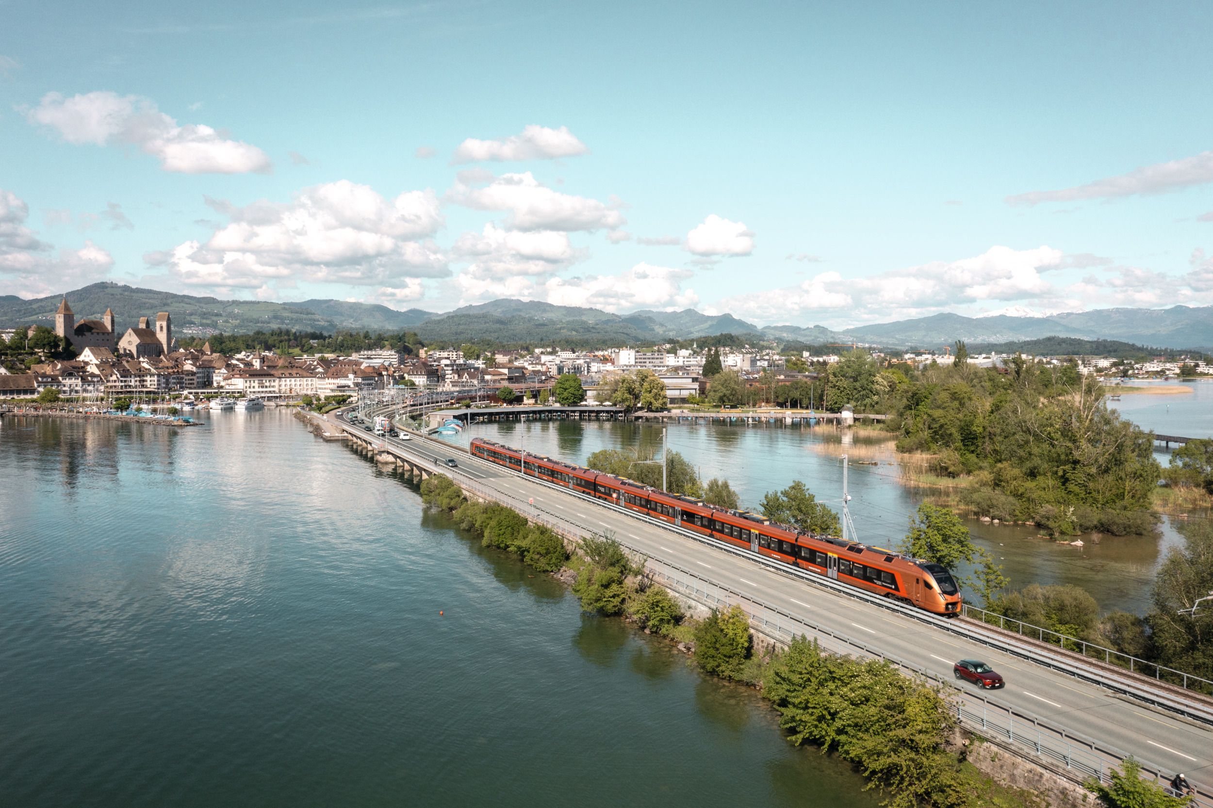 Rapperswil: malerische Seeansicht mit Zug, Stadtlandschaft und romantischer Umgebung erleben.