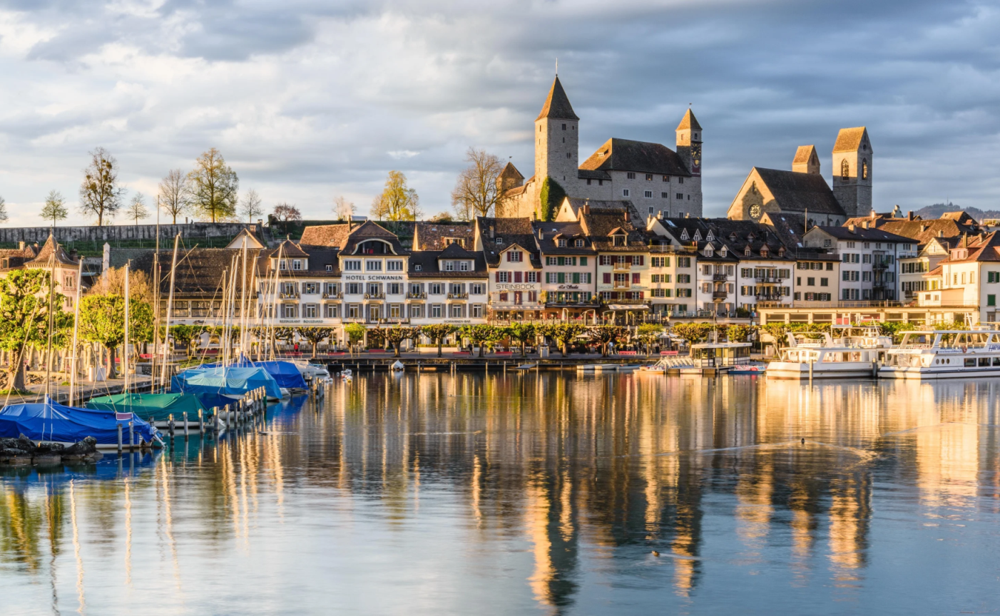 Rapperswil-Jona u Zámecké jezera s přístavem a historickými budovami.