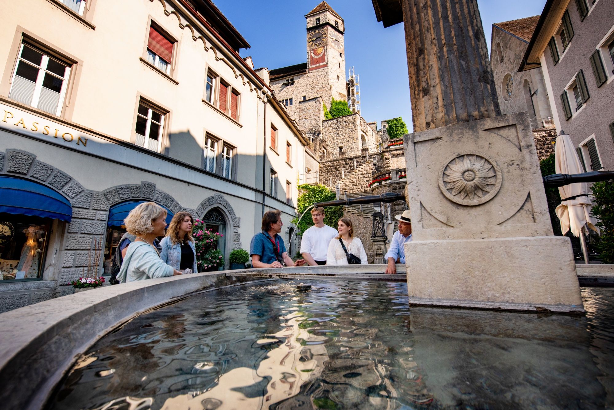 Prohlídka města Rapperswil s hosty u kašny. Objevte staré město a jeho památky.