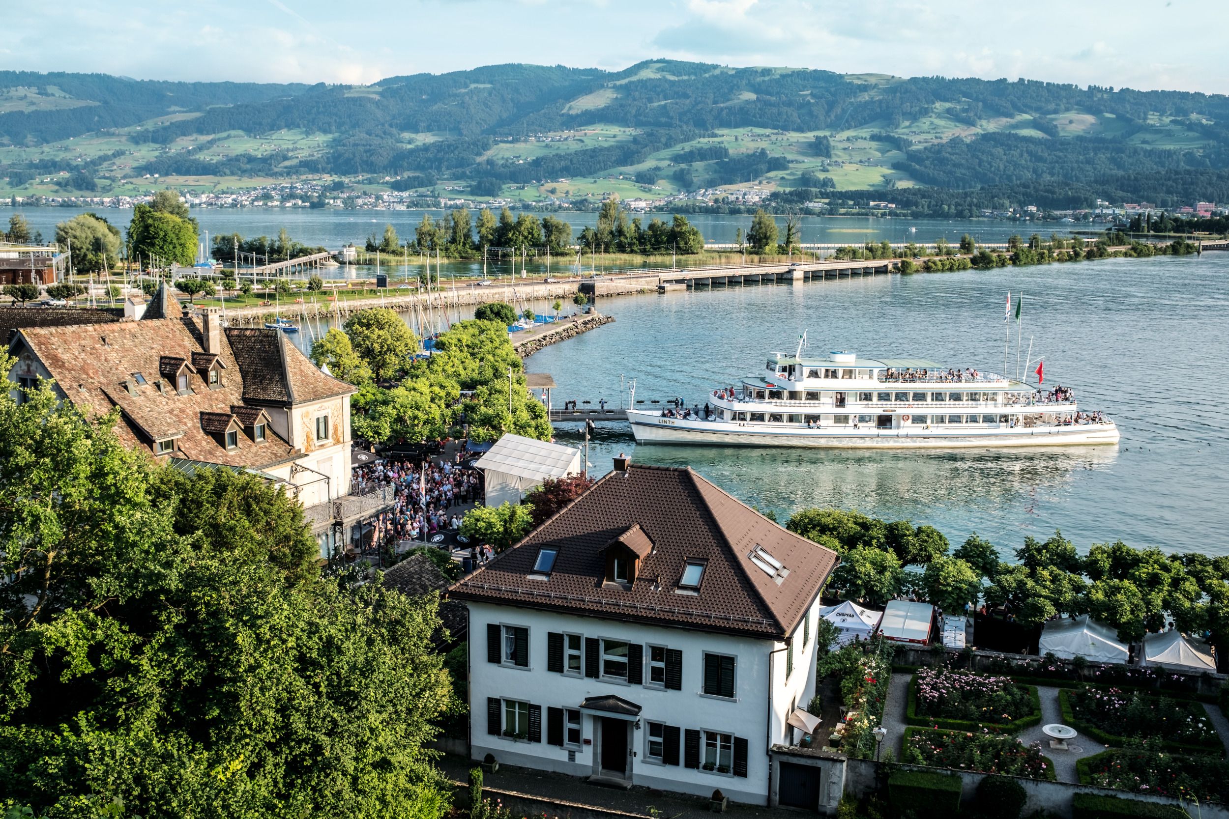 Rapperswil: malerische Aussicht auf den Rapperswil-See und die umgebende Landschaft.