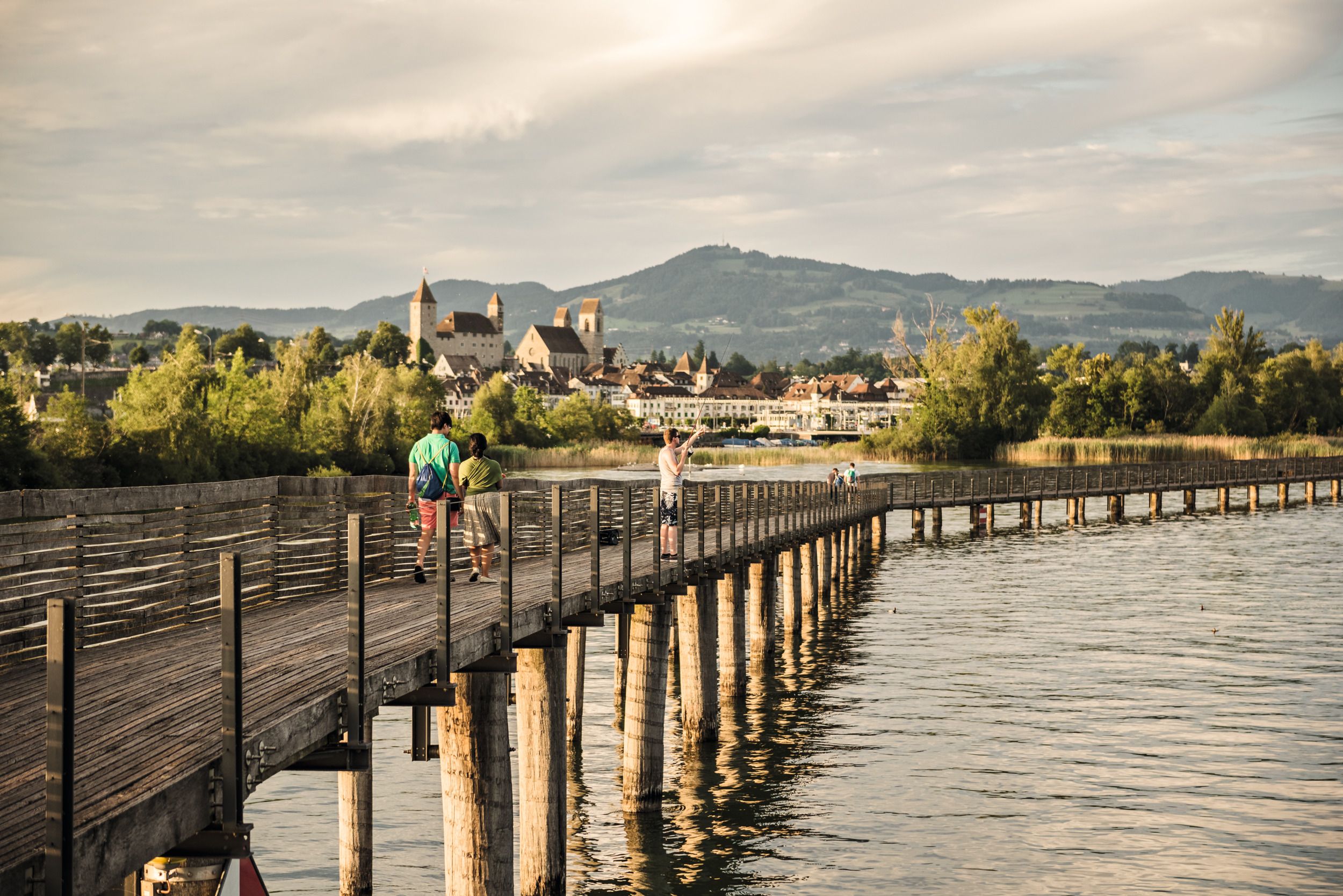 拉珀斯维尔：体验苏黎世湖上风景如画的木栈道，尽享对老城的美丽景观。