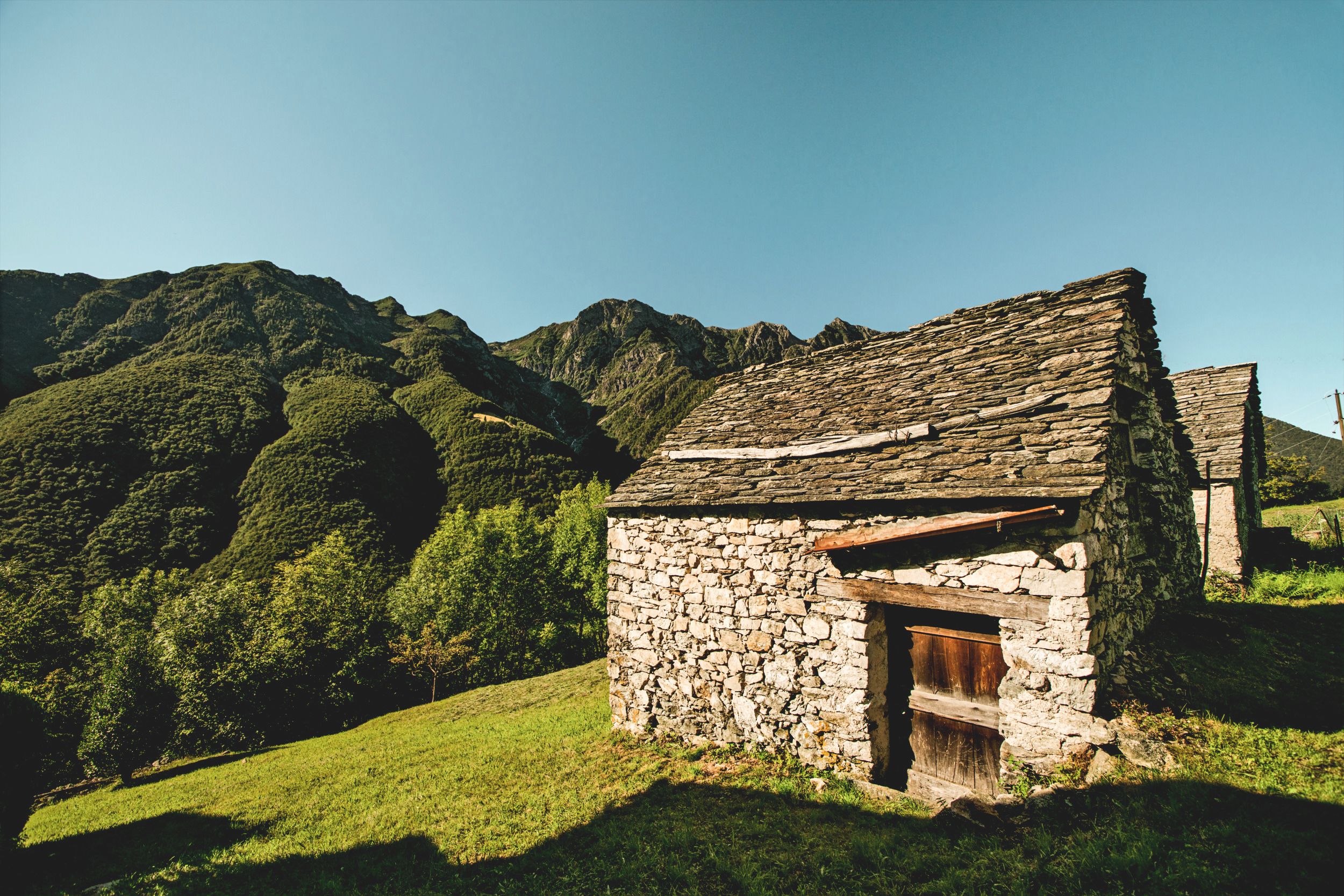 Rasa Steinhaus en Suisse avec un impressionnant panorama de montagnes et une nature luxuriante, idéal pour des excursions.