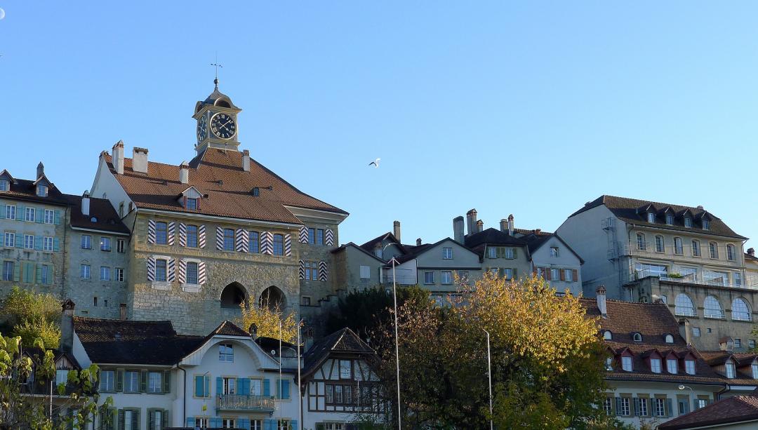 Municipio di Murten con torre dell'orologio storica e vecchi edifici