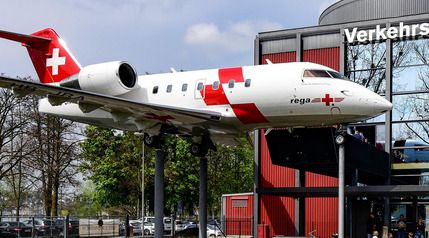 Ο πᾶρος Rega μπροστά από το Μουσείο Τεχνών στη Λουκέρνη, κόκκινο-λευκό χρωματισμό, σε ηλιόλουστη ημέρα