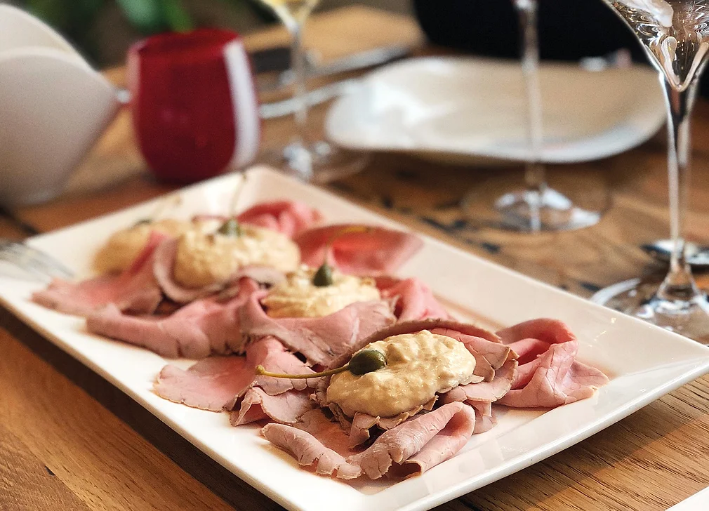 Regional: Deliciosa carne con guarniciones, ideal para gourmets en la región