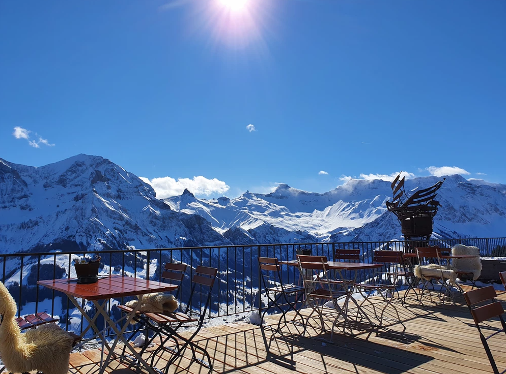 Ristorante Tschentenalp con vista sulle montagne e cielo soleggiato.