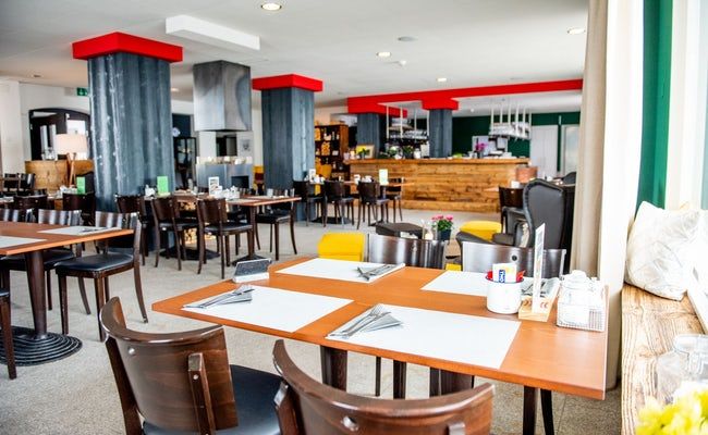 रेस्टोरेंट लोक 7 रिगी टेबल्स के साथ और आरामदायक वातावरण।