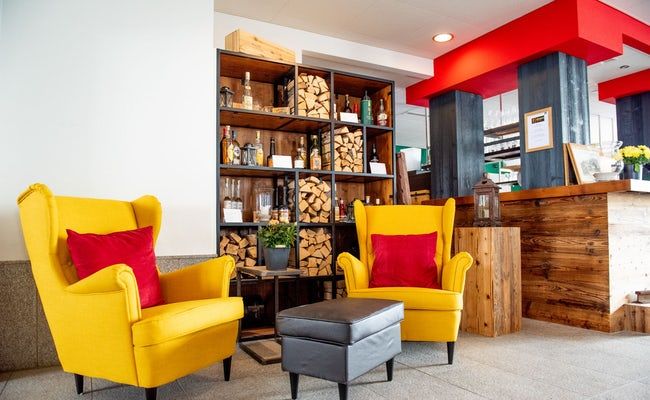 रेस्टोरेंट लोक 7 रिगी लकड़ी की रैक और पीले कुर्सियों के साथ