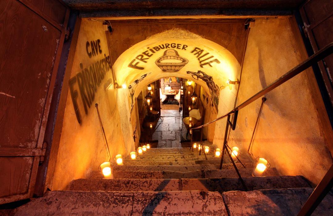 Trappola di Friburgo, scala d'accesso con candele e mura.