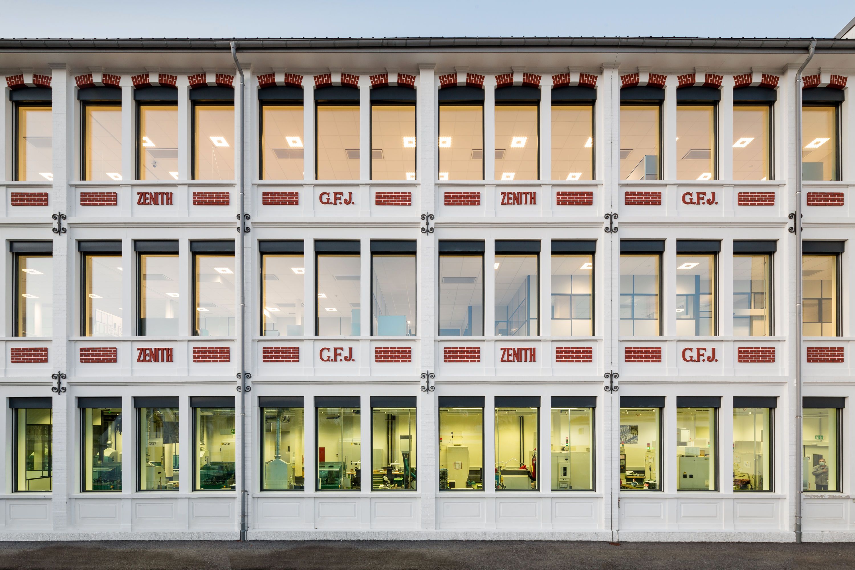 Zenith Uhrmacherei, modernes Gebäude, große Fensterfront, handwerkliche Details