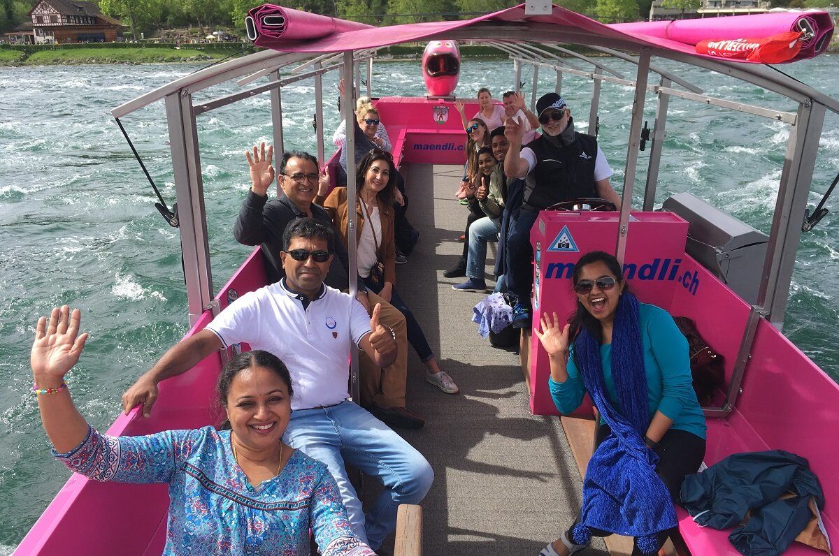 Rheinfall-tur fra Zürich med passagerer på båd