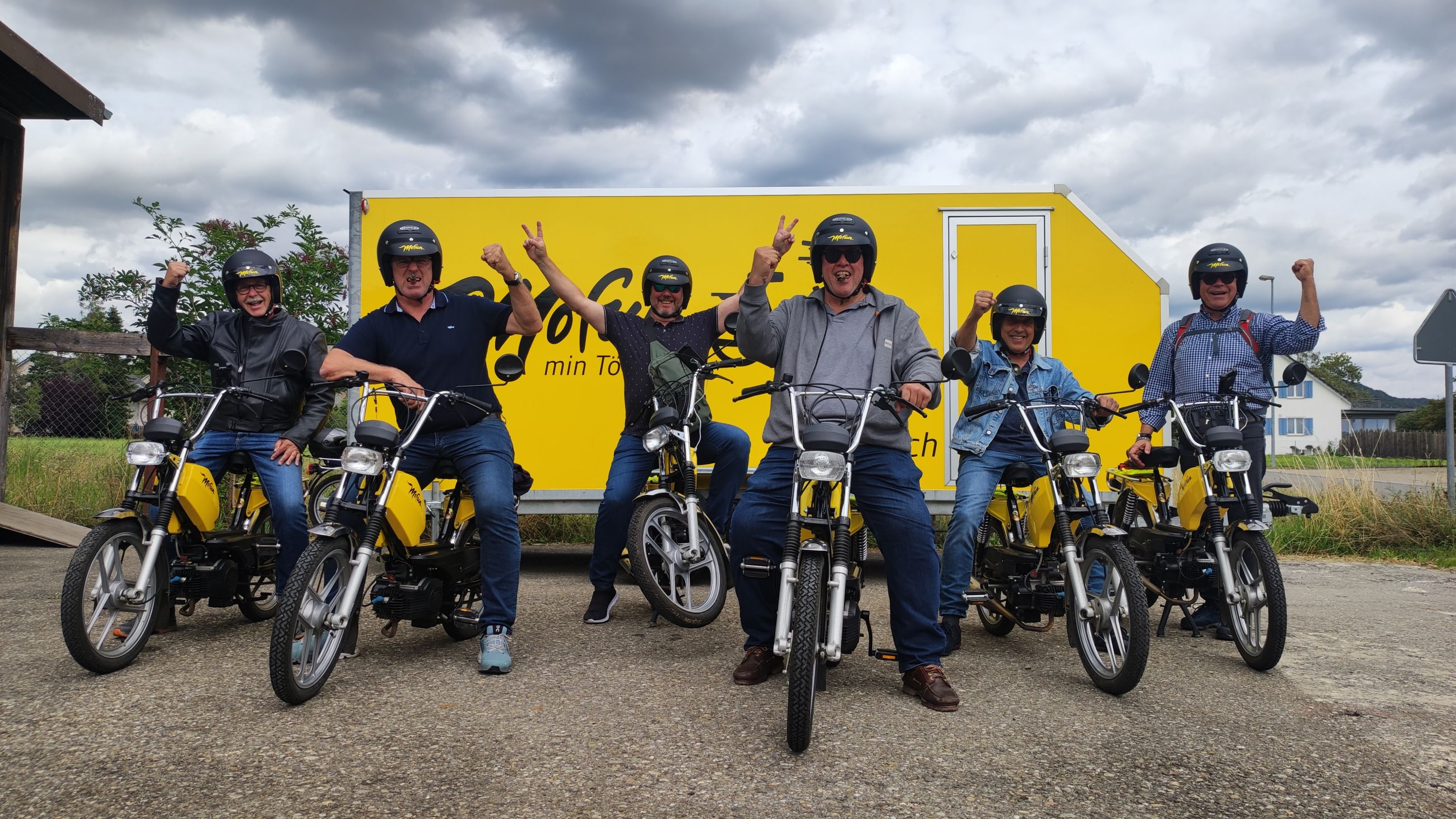 Töffli-tur vid Rhenfallet: ha kul tillsammans med vänner på gula fordon.