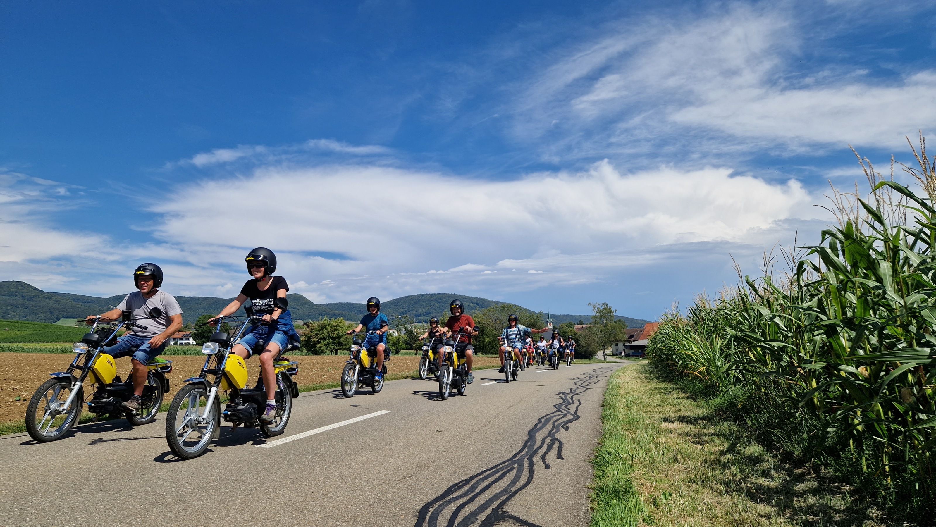 Töffli-tur vid Rheinfall med vänner i naturen, perfekt för grupper och barn.