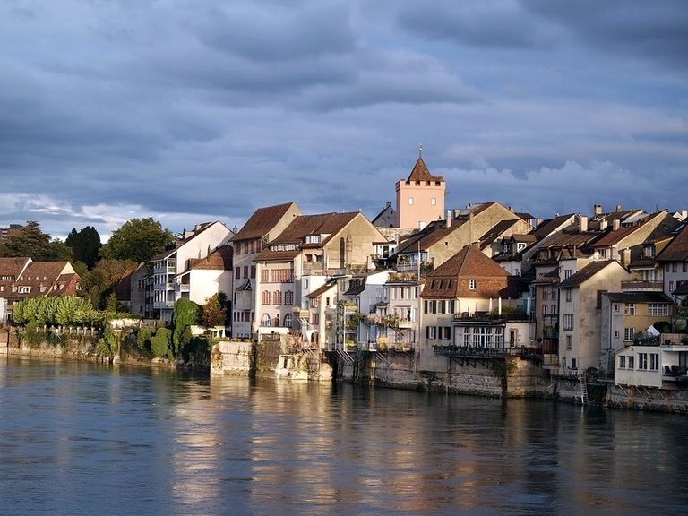 Rheinfelden Aargau montre la promenade au bord du fleuve avec des bâtiments historiques.