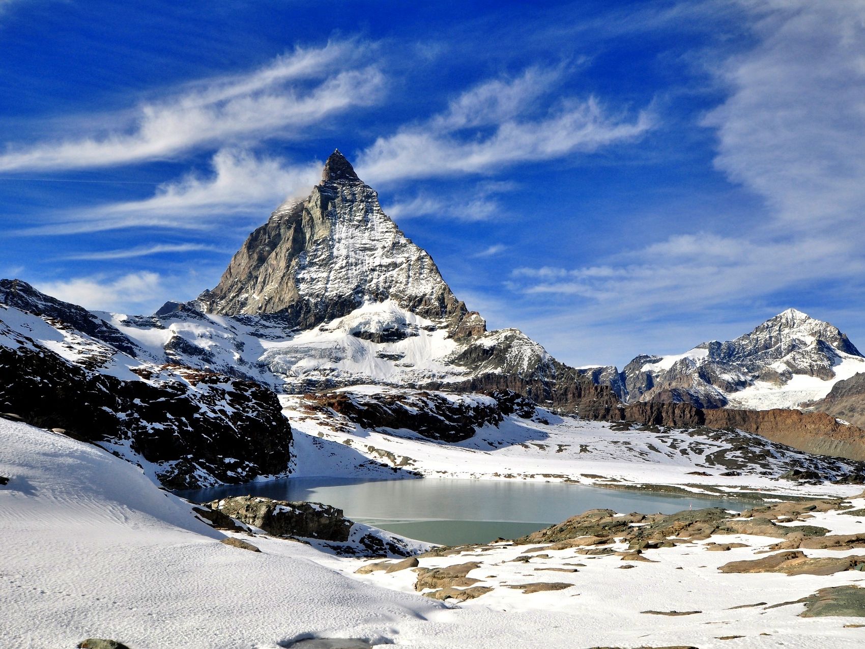 Lago Riffelsee Zermatt con Matterhorn, montagne innevate, cielo sereno