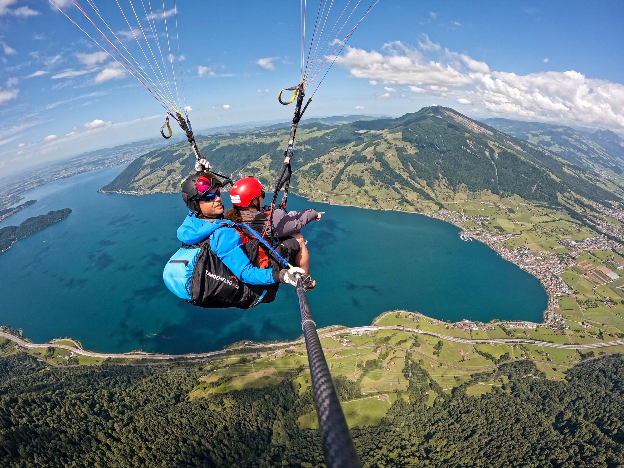 Rigi : Parapente au-dessus du lac des Quatre-Cantons avec une vue impressionnante et des aventures exaltantes.