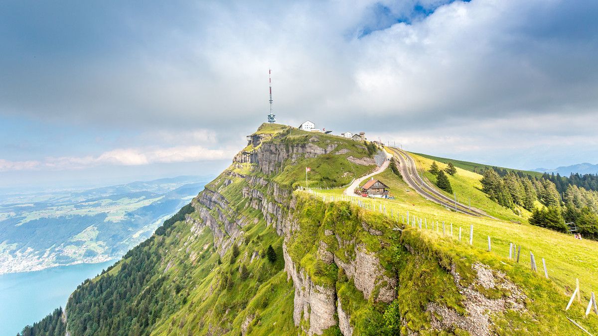 Rigi hike with a view of the summit and the surroundings.