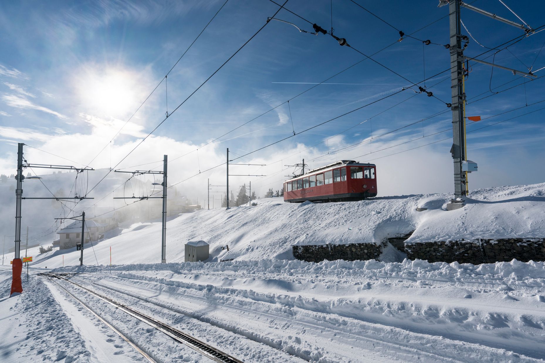 Rigi Vinter: Sne dækkede landskab med sporvogn, ideelt til vinterudflugter i Schweiz.
