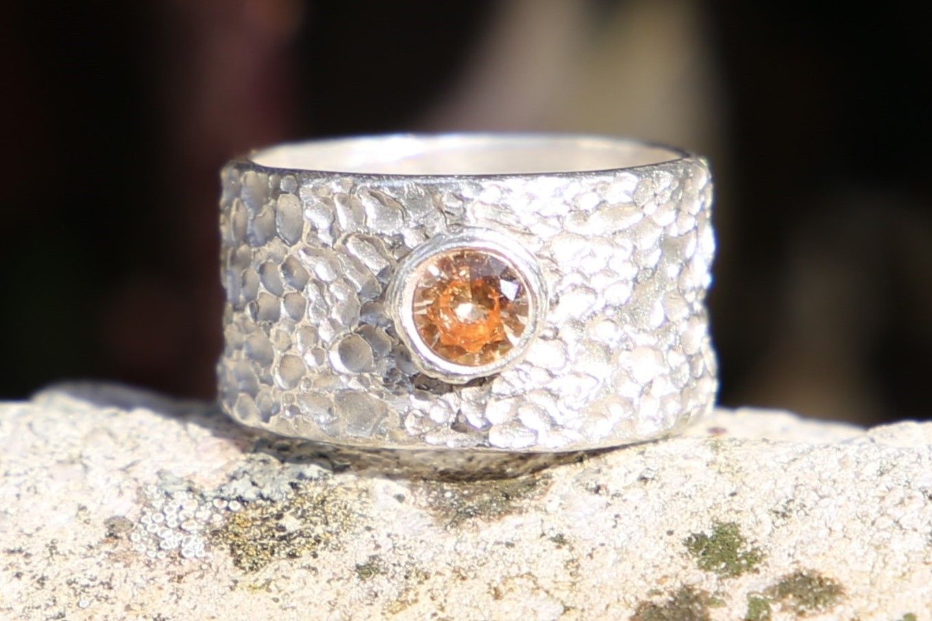 चांदी की बेल्ट: हाथ से बने चांदी की अंगूठी जिसमें कीमती पत्थर है, गहने प्रेमियों और रचनात्मक कार्यशालाओं के लिए आदर्श।