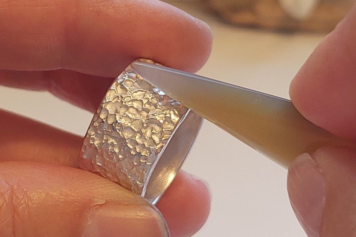 चांदी की अंगूठी: कलात्मक स्पर्श और कारीगरी के कौशल के साथ एक अनूठी कार्यशाला अंगूठी बनाना।