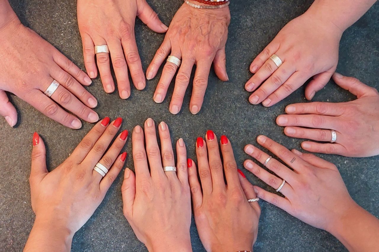 चाँदी की अंगूठी: कई हाथों और विभिन्न क्षतिग्रस्त क्षेत्रों के साथ कार्यशाला में रचनात्मक विकास