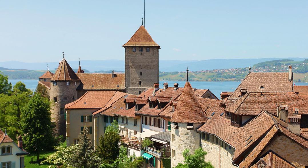 Vista della Murten con vista sul lago, architettura gotica, edifici storici