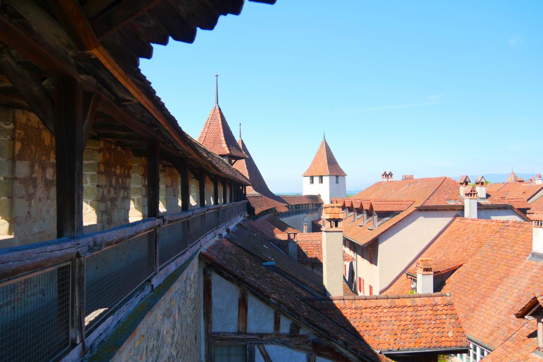 Mura di Murten con vista su tetti e torri