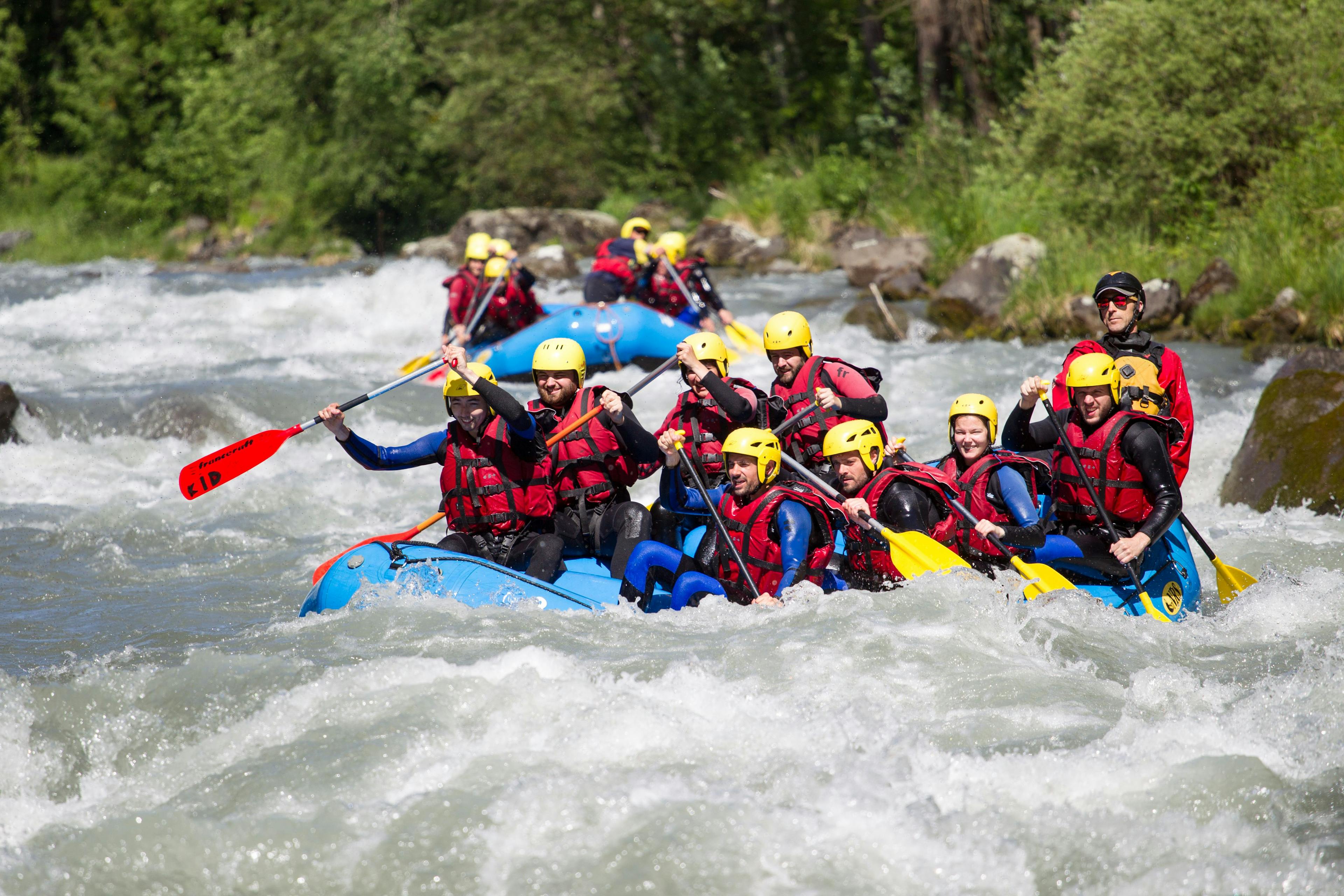 Rafting im Bayerischen Wald mit Teilnehmern in gelben Helmen und roten Westen.
