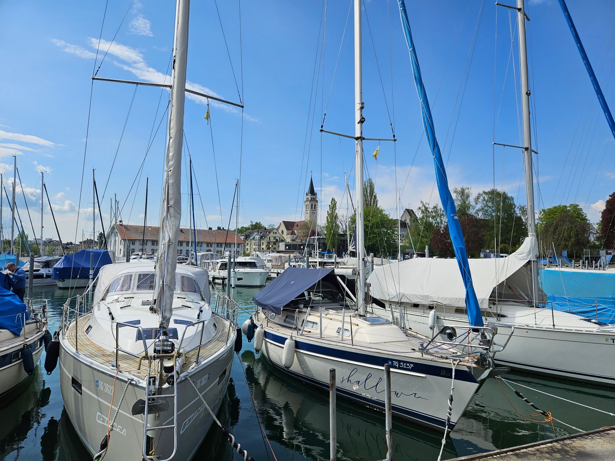 Romanshorn: malerisk havn med sejlbåde ved Bodensee om sommeren, perfekt til afslapning og udforskning.