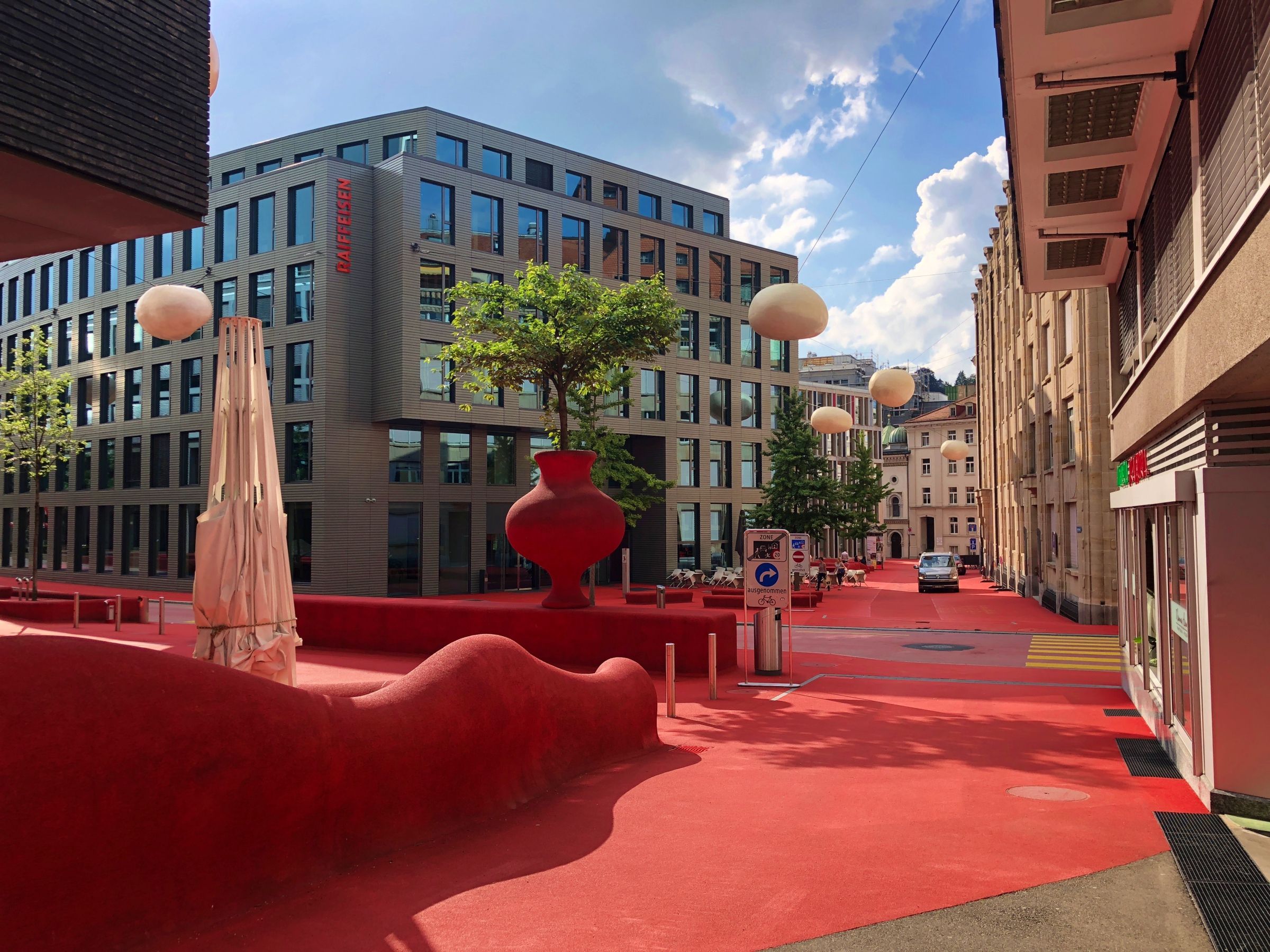 Röda torget St. Gallen: Modern arkitektur, konstnärlig design och stadsliv i stadens hjärta.