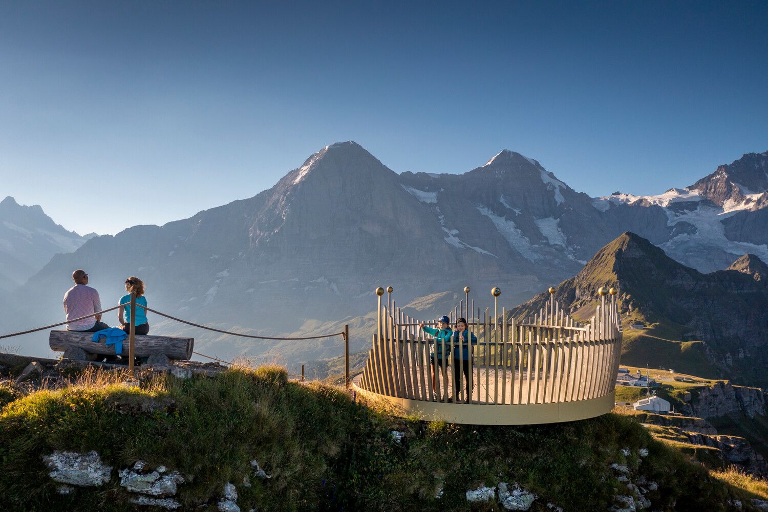 Männlichen: Wandern in den Bergen mit Aussicht, begeistert von der Natur und der Landschaft.