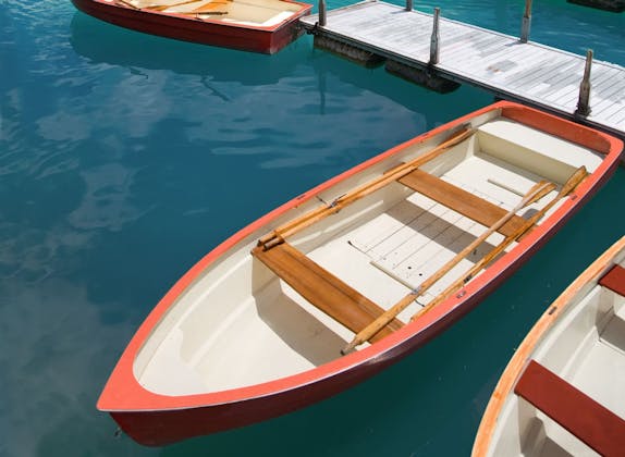 Ruderboot am Brienzersee, ruhige Wasseroberfläche, Holzdetails