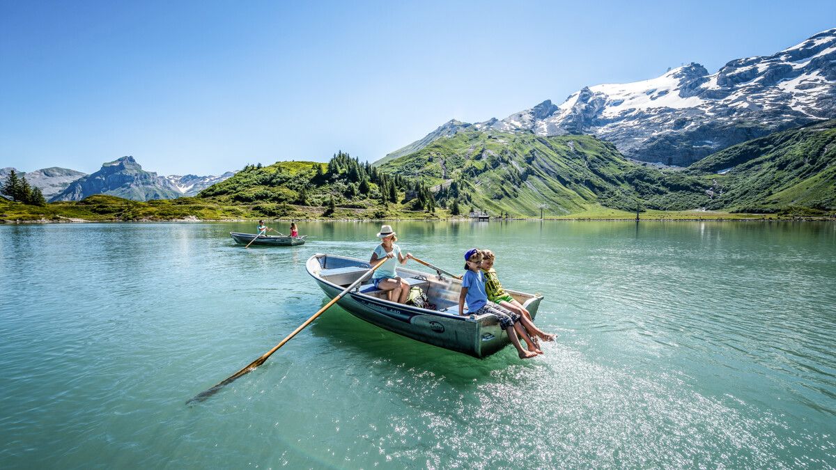 Rowing on the Trübsee at Titlis, clear water surface, beautiful mountains in the background.