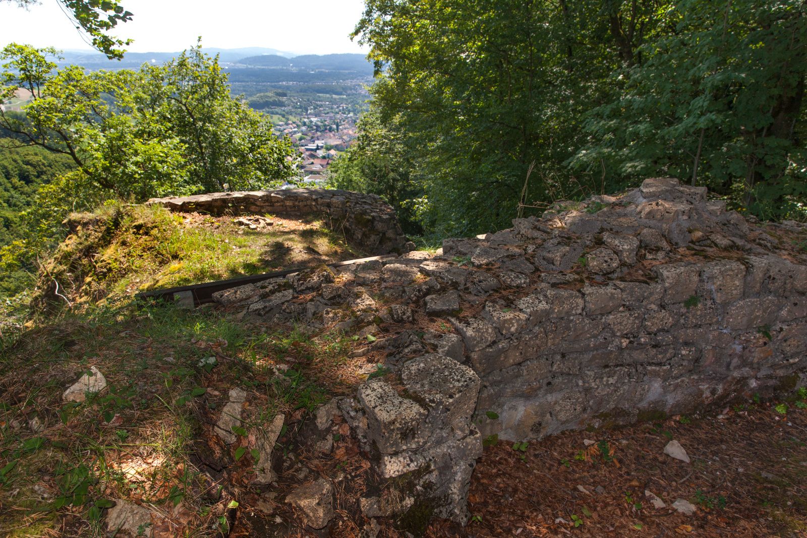 Kongstein-ruin: Resten af en historisk mur i naturen, perfekt til udflugter i det grønne.
