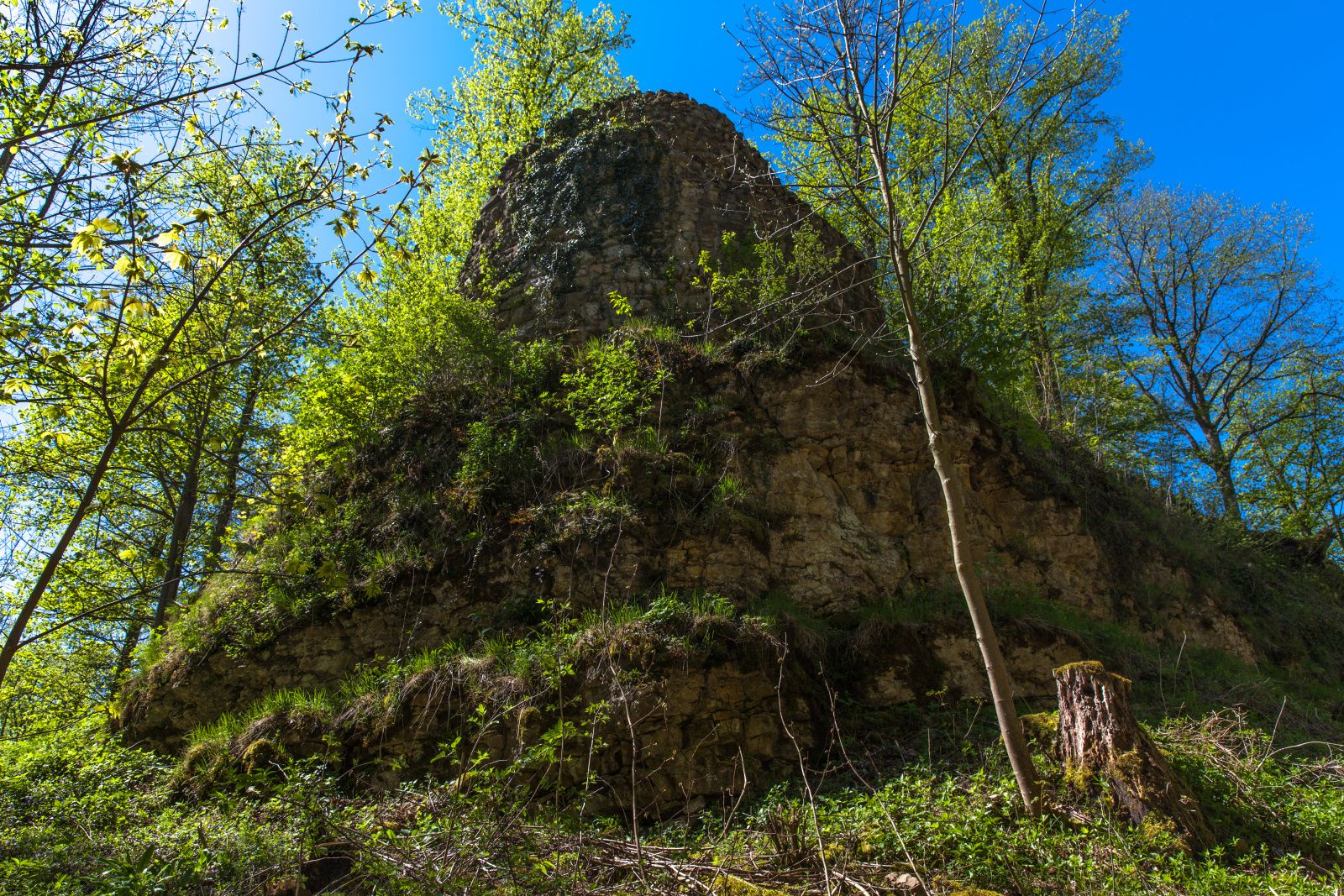 Randonnée vers la ruine d'Urgiz sur la colline avec une vue imprenable sur la nature.