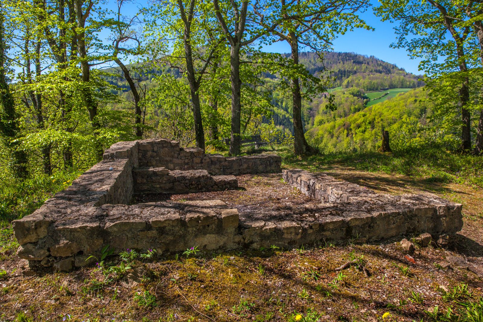 Randonnée vers la ruine Urgiz : découvre la nature et les impressionnants murs au printemps.