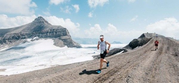 글래시어 3000: 눈 덮인 산악 지형을 달리는 사람, 반짝이는 얼음 파노라마