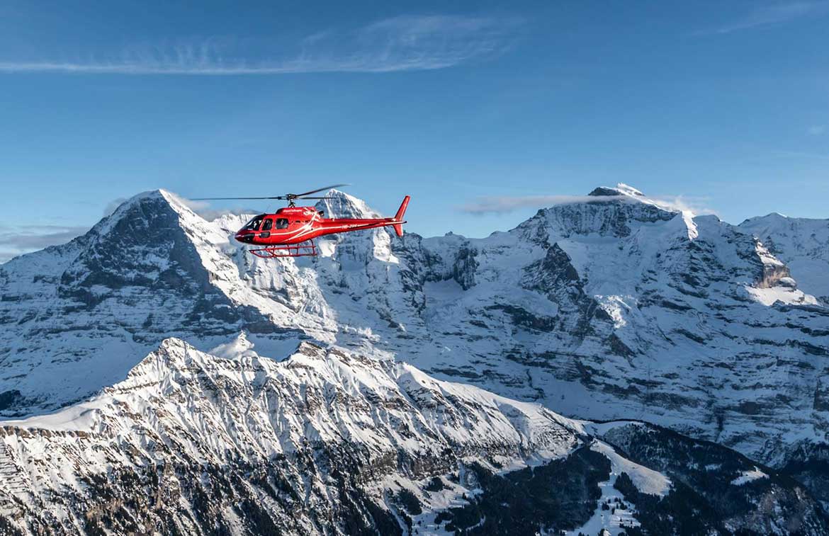 Vol en hélicoptère autour de Lucerne, montagnes suisses, paysage hivernal.