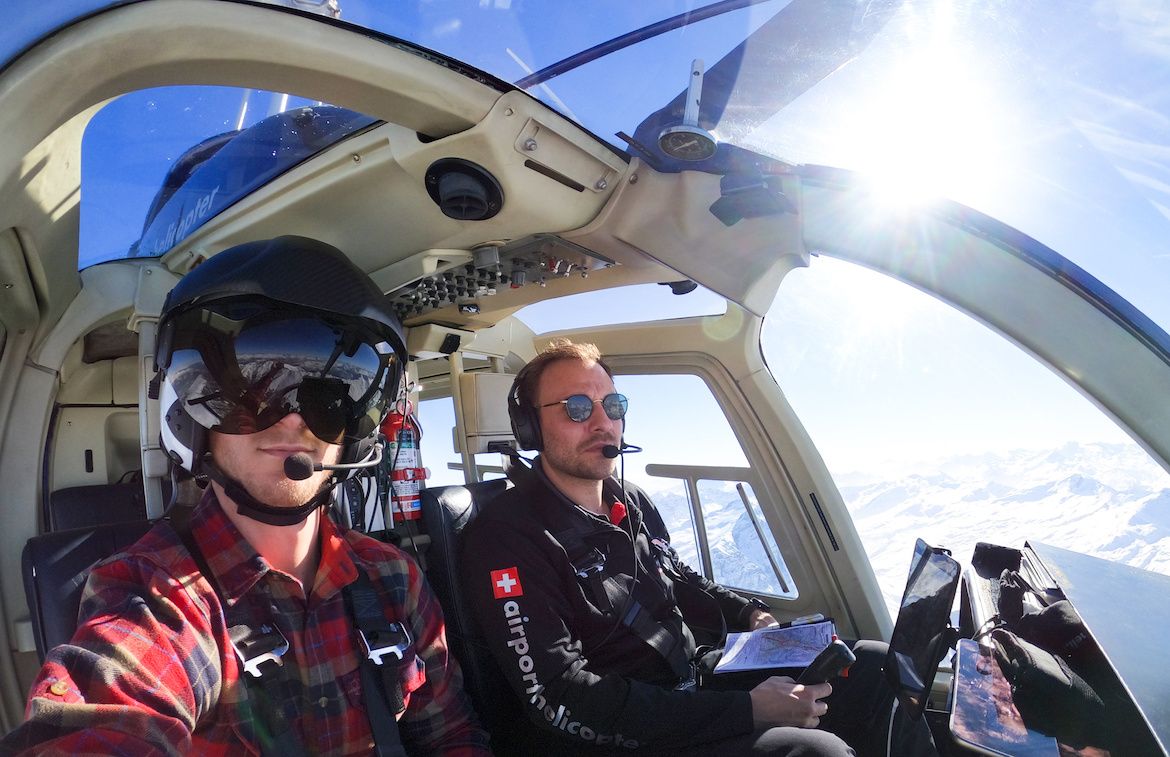 Εξαερωτής με πιλότο στην κάθοδο πάνω από τα βουνά.