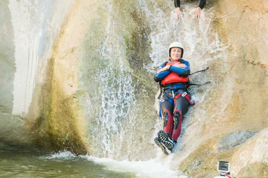 Rutsche Chli Schliere beim Canyoning, absteigende Person in Neoprenkleidung, Wasserfall