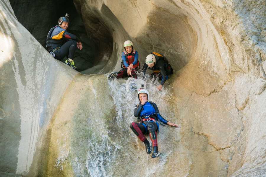 Chli Schliere, Gruppe beim Canyoning im Wasserfall.