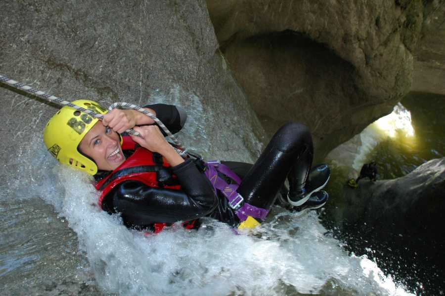 Chli Schliere Canyoning mit Rutsche, Spritzwasser und Felsformationen.
