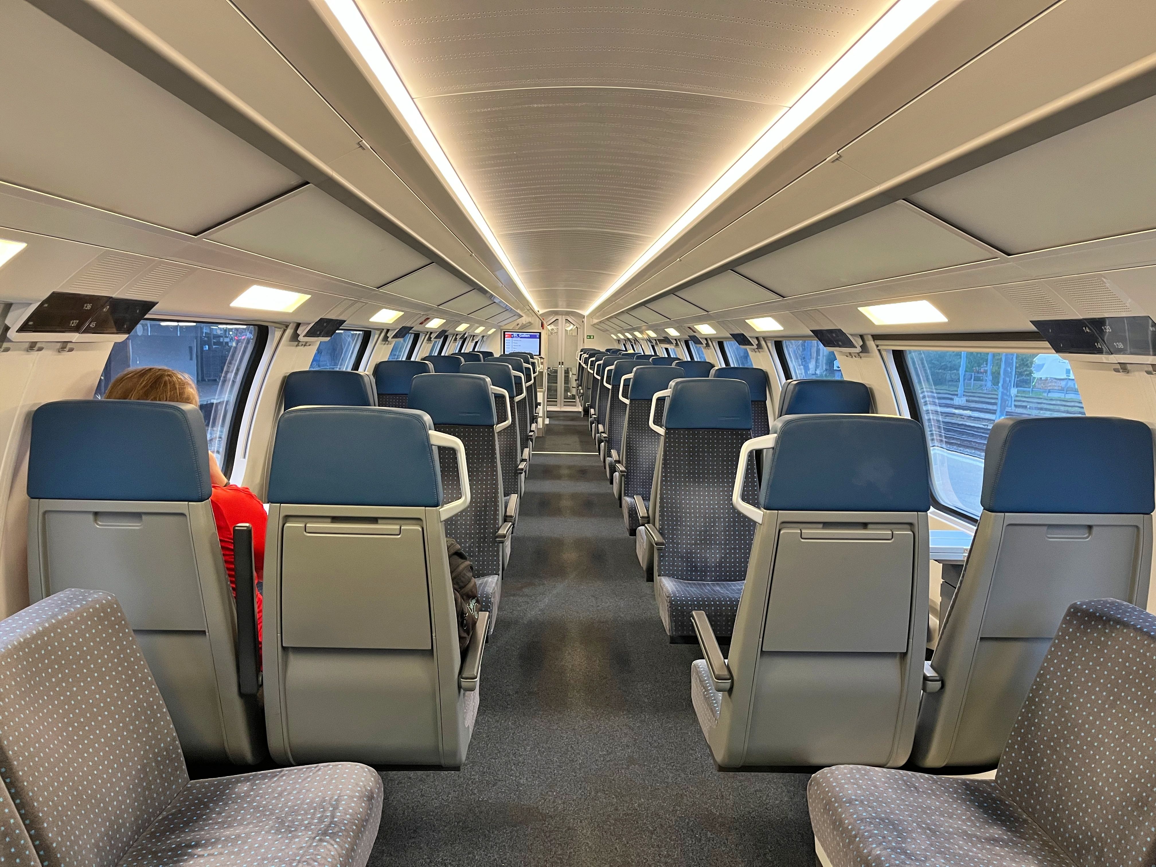 SBB Intercity Train: modern interieur met comfortabele stoelen voor ontspannen treinreizen door Zwitserland.