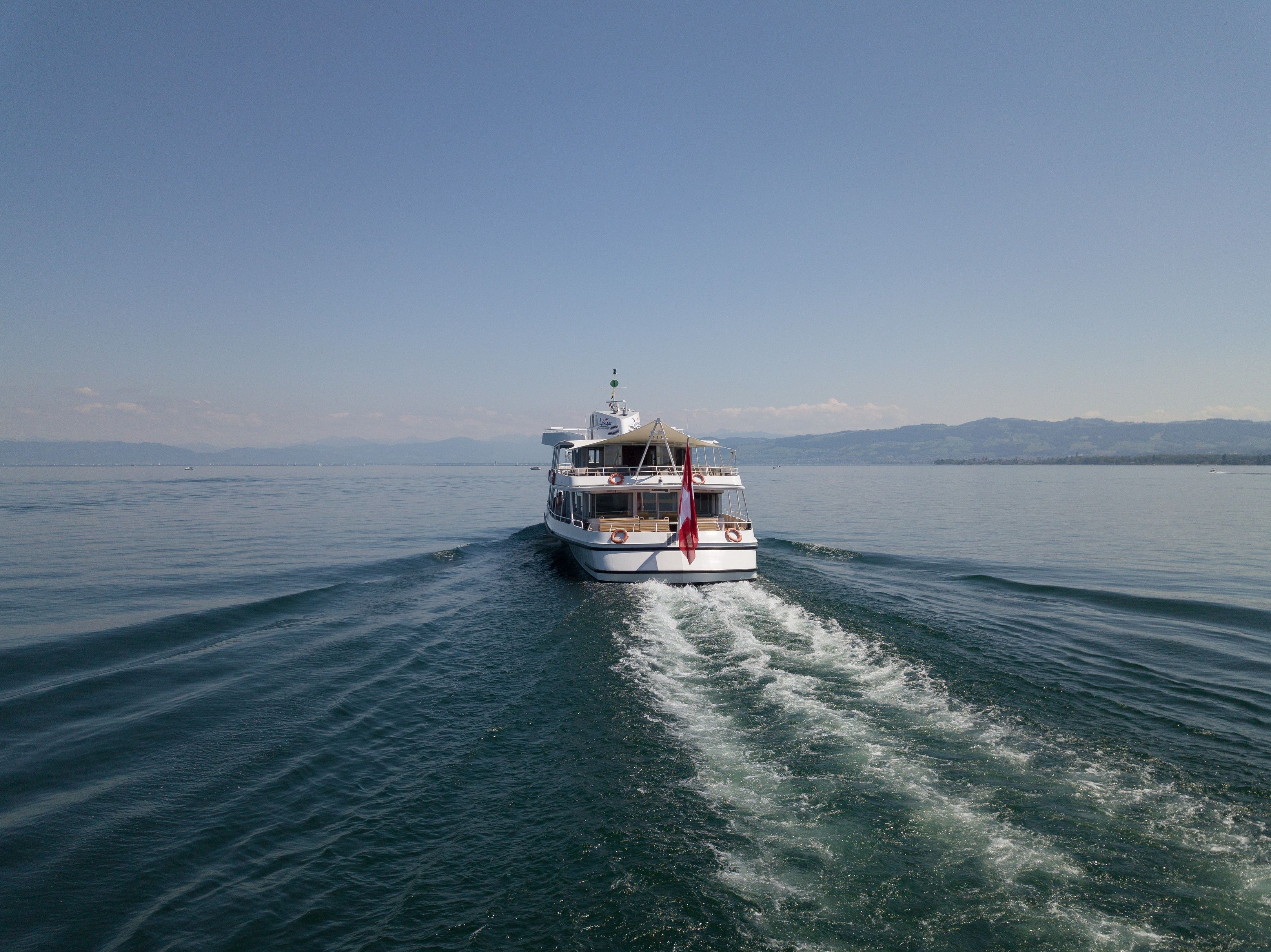 鲍登湖游船在宁静的水面上