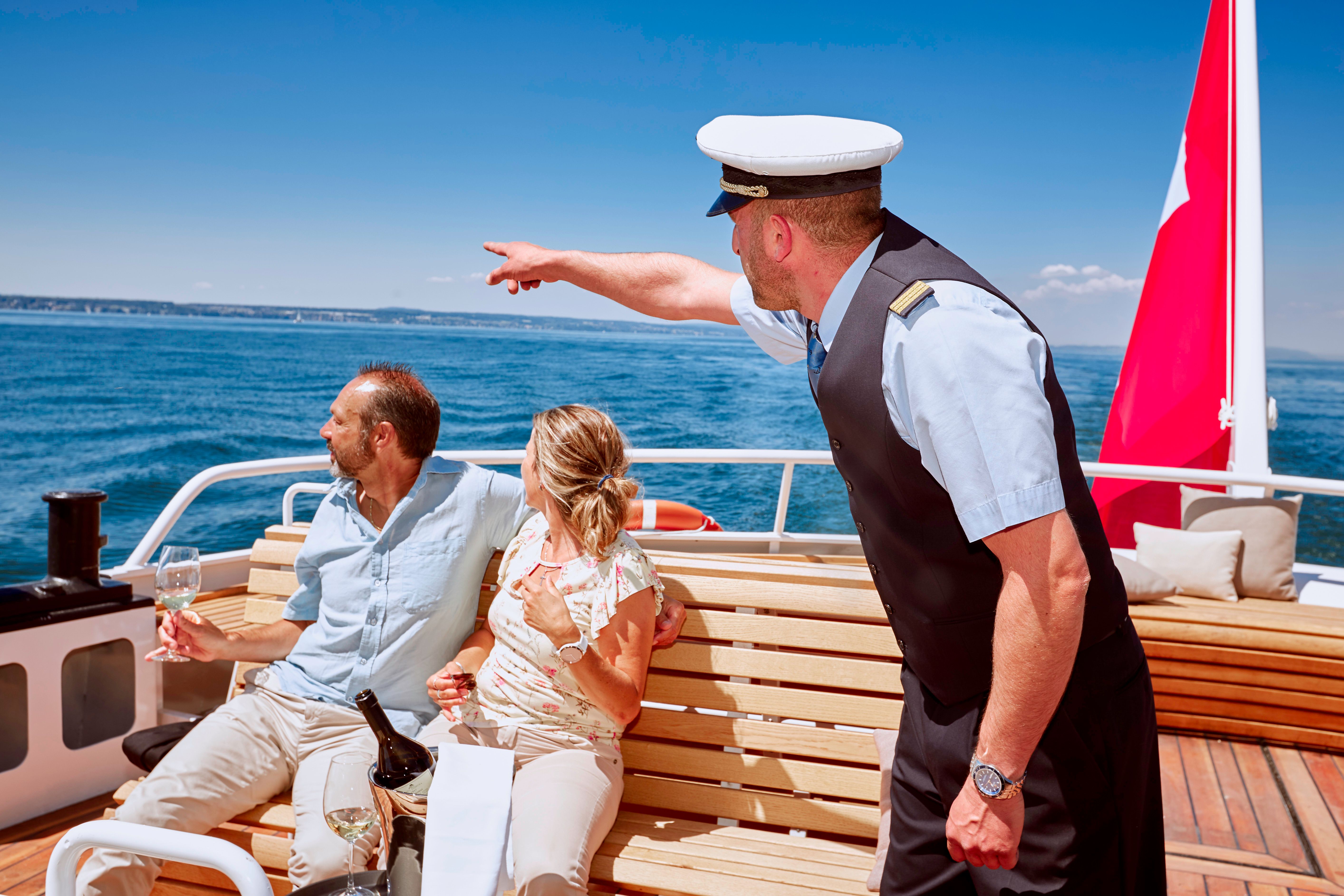 博登湖航行：船长指向水面，与乘客一起